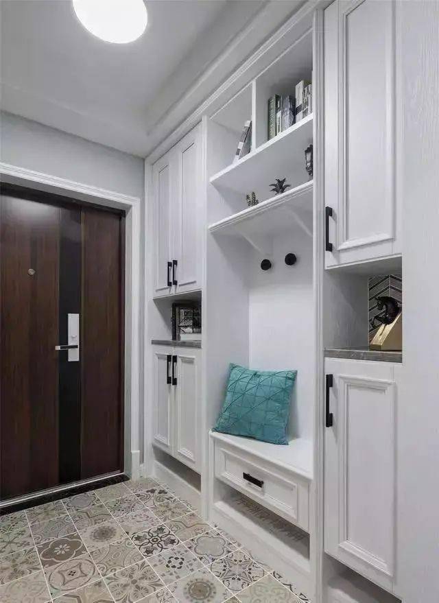 玄關怎么設計比較好看實用？鞋柜換鞋凳成標配 收納功能更是強大