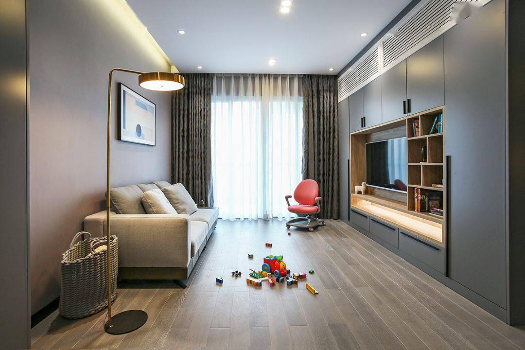 今天分享的是一套建筑面積102平米的現(xiàn)代輕奢風(fēng)三居室案例,屋主夫妻和女兒、母親一家四口人居住,整體來說是比較緊湊的剛需三房案例,設(shè)計(jì)師以輕松、時尚的灰色調(diào)作為主色,搭配格調(diào)滿滿的木質(zhì)家具,營造出簡約、輕奢的感覺。 平面布置圖 入戶玄關(guān)和餐廳連在了一起,利用了入戶門側(cè)方的墻面來做上一整墻的柜子,把鞋柜和餐邊柜結(jié)合在一起使用,更為省空間。 復(fù)古的木質(zhì)餐桌椅到灰色調(diào)的背景,金屬質(zhì)感的吊燈,整個餐廳看起來非常有格調(diào)感。在餐桌椅側(cè)方加上隔板的設(shè)計(jì),增強(qiáng)儲物能力。 位于餐廳另一側(cè)的就是客廳空間了,客廳的茶幾被舍棄,中間留空方便作為孩子的娛樂區(qū),米色布藝沙發(fā)和暖灰色背景墻讓人感覺更加溫馨。 客廳的電視背景墻則是被利用起來做了收納,整墻的柜子留空電視周邊的部分區(qū)域,加上藏光之后使用更方便,看起來也更大氣。 廚房內(nèi)部的櫥柜延續(xù)了客餐廳的柜子顏色,深灰色的大理石墻磚搭配灰色的啞光地磚,整個廚房看起來很有現(xiàn)代感。 臥室選擇了以藍(lán)灰色為主,在臥室頂部吊頂內(nèi)加上藏光,用吊燈、臺燈等代替主燈,讓臥室看起來更為簡潔。 在主臥室里還有一個迷你的衣帽間,U字形布局的柜子把角落空間充分用上。衣帽間外的床頭柜改成了梳妝臺,使用起來更加方便。 老人房選擇了榻榻米床組合衣柜和書桌的設(shè)計(jì),榻榻米的安全性會更高一些,加上一張書桌也方便屋主母親看看書。 衛(wèi)生間內(nèi)部是三角形的布局方案,鉆石形的淋浴房做在了轉(zhuǎn)角處,兩側(cè)擺放洗手臺和馬桶。洗手臺上方的鏡柜做了藏光的設(shè)計(jì),看起來更時尚。 今天分享的是一套建筑面積102平米的現(xiàn)代輕奢風(fēng)三居室案例,屋主夫妻和女兒、母親一家四口人居住,整體來說是比較緊湊的剛需三房案例,設(shè)計(jì)師以輕松、時尚的灰色調(diào)作為主色,搭配格調(diào)滿滿的木質(zhì)家具,營造出簡約、輕奢的感覺。 平面布置圖 入戶玄關(guān)和餐廳連在了一起,利用了入戶門側(cè)方的墻面來做上一整墻的柜子,把鞋柜和餐邊柜結(jié)合在一起使用,更為省空間。 復(fù)古的木質(zhì)餐桌椅到灰色調(diào)的背景,金屬質(zhì)感的吊燈,整個餐廳看起來非常有格調(diào)感。在餐桌椅側(cè)方加上隔板的設(shè)計(jì),增強(qiáng)儲物能力。 位于餐廳另一側(cè)的就是客廳空間了,客廳的茶幾被舍棄,中間留空方便作為孩子的娛樂區(qū),米色布藝沙發(fā)和暖灰色背景墻讓人感覺更加溫馨。 客廳的電視背景墻則是被利用起來做了收納,整墻的柜子留空電視周邊的部分區(qū)域,加上藏光之后使用更方便,看起來也更大氣。 廚房內(nèi)部的櫥柜延續(xù)了客餐廳的柜子顏色,深灰色的大理石墻磚搭配灰色的啞光地磚,整個廚房看起來很有現(xiàn)代感。 臥室選擇了以藍(lán)灰色為主,在臥室頂部吊頂內(nèi)加上藏光,用吊燈、臺燈等代替主燈,讓臥室看起來更為簡潔。 在主臥室里還有一個迷你的衣帽間,U字形布局的柜子把角落空間充分用上。衣帽間外的床頭柜改成了梳妝臺,使用起來更加方便。 老人房選擇了榻榻米床組合衣柜和書桌的設(shè)計(jì),榻榻米的安全性會更高一些,加上一張書桌也方便屋主母親看看書。 衛(wèi)生間內(nèi)部是三角形的布局方案,鉆石形的淋浴房做在了轉(zhuǎn)角處,兩側(cè)擺放洗手臺和馬桶。洗手臺上方的鏡柜做了藏光的設(shè)計(jì),看起來更時尚。