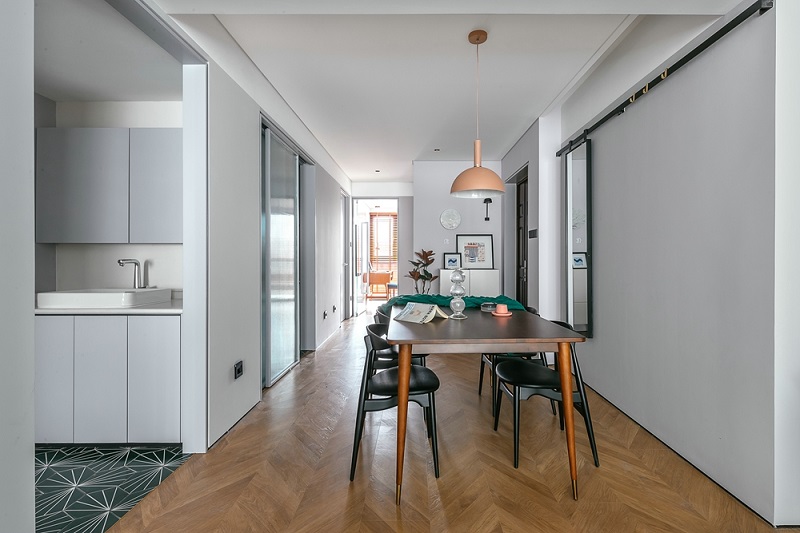 簡約現(xiàn)代的風格陽臺裝修要注意什么?